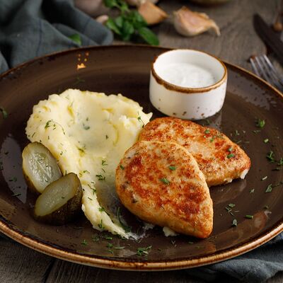 Котлеты куриные жареные с пюре в Охота на Енота по цене 500 ₽