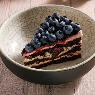 Торт шоколадный с черной смородиной в Кукумбер по цене 420