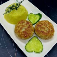 Куриные котлетки с пюрешкойв Кафе сон у моря