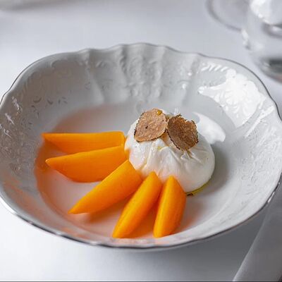 Буррата с хурмой в Ava по цене 780 ₽