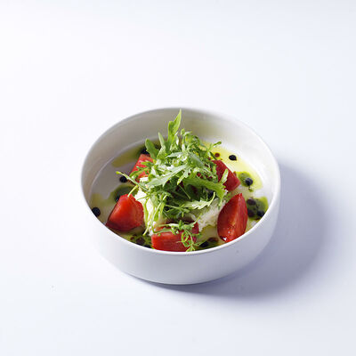 Моцарелла с томатами и соусом песто в VASILCHUKI Chaihona №1 по цене 680