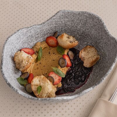 Нежный паштет из куриной печени с вареньем из жимолости в Русская охота по цене 590 ₽