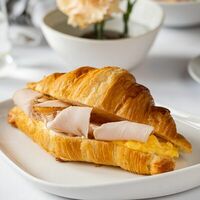 Круассан со скрэмблом и индейкой в Ресторан More