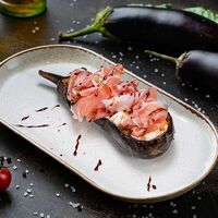 Запеченный баклажан с пармой и страчателлой в Amarena