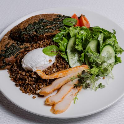 Полезный завтрак с курицей су-вид, гречкой, свежей зеленью, овощами и яйцом пашот в Ресторан Европа по цене 390 ₽