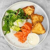 Хашбраун с лососем и яйцом пашот в Фри Мэн