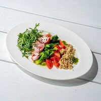 Салат с индейкой, рукколой и томатами в Перчини