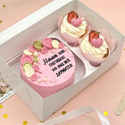 Бенто-торт и капкейки Мамы как пуговки (набор) в Cosmo Сakery по цене 3990 ₽