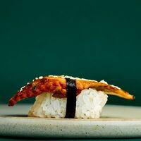 Классические суши с угрем в Sushi Please