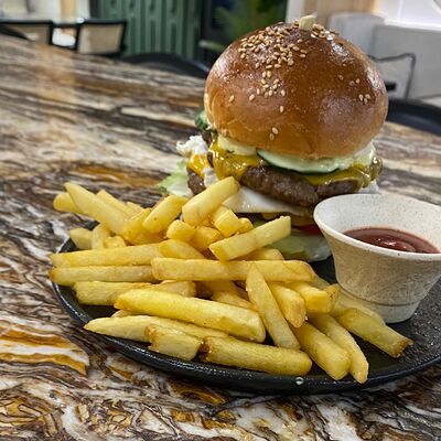 Бургер, фри и соус в Boochino по цене 600 ₽