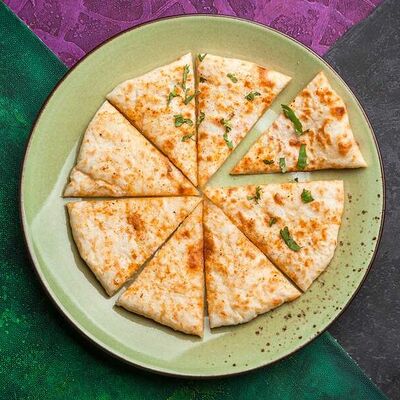 Наан с чесноком в Sushi & More по цене 200 ₽