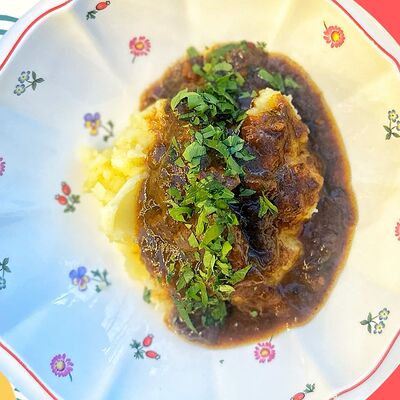 Мясо с черносливом и толченкой в Фанки Франки по цене 600 ₽