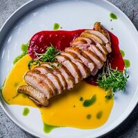 Утиное филе с соусами Пряная клубника и Манго-маракуйя в Edateca Едатека