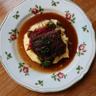 Биф бургиньон с печеными овощами и картофельным пюре в Lucky Duck по цене 950 ₽