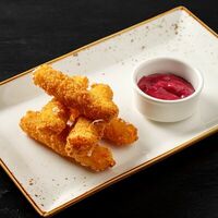 Жареный сыр с брусничным соусом в Бк первый