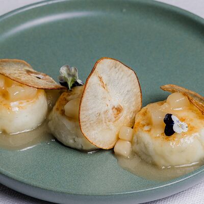 Творожные сырники с голубым сыром и грушевой карамельюв Ресторан Европа по цене 380 ₽