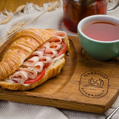 Круассан с куриным филе, спелыми томатами и соусом цезарь в Debaton по цене 420