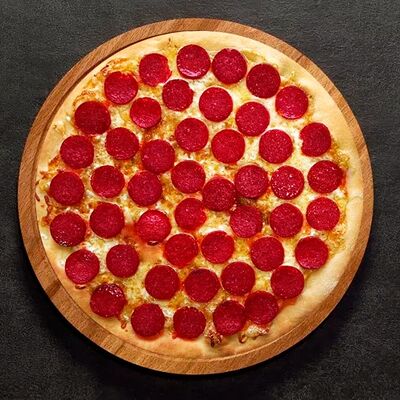 Пицца Пеперони 30 см в ПиццаПлюс по цене 1010 ₽