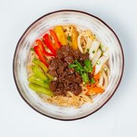 Рисовая лапша с говядиной в Pho'n'Roll