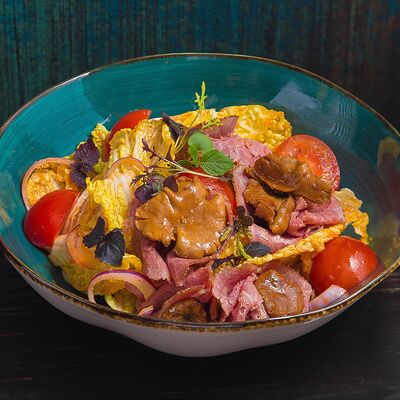 Пастрами, лисички маринованные, листья салата и соус из запеченных овощей, белого винного уксуса и оливкового масла в Длинный нос по цене 550 ₽