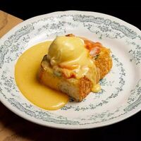 Яйцо Бенедикт с лососем в Мона