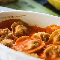 Запеченные пельмени с кроликом в томатном соусе в Чемодан