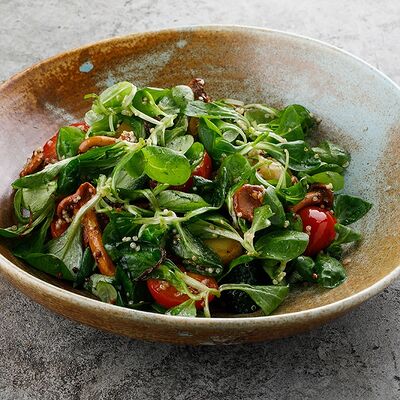 Теплый салат с лисичками в Баклажан в ТЦ 