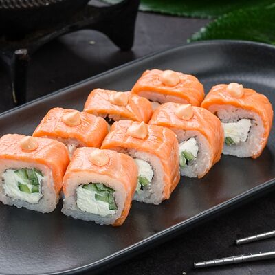 Ролл Запеченная Филадельфия с огурцом в Рыба закусывала по цене 769 ₽