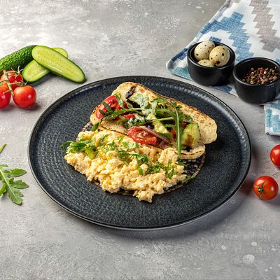 Скрэмбл с лавашом, руколой и овощами в Хинкальная Кинза по цене 690 ₽