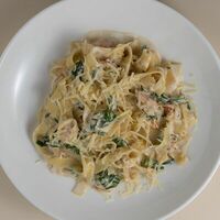 Паста с лососем и спайси-соусом в XFood