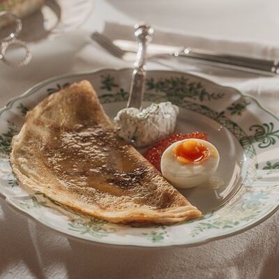 Блины Креспелле с красной икрой и крем-сыром с зеленью в Salone pasta & bar по цене 1300 ₽