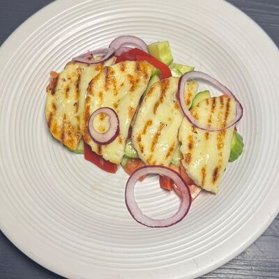 Салат из свежих овощей с сыром халуми в Полнолуние по цене 600 ₽