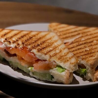 Сэндвич с рыбой в Знакомые лица по цене 450 ₽