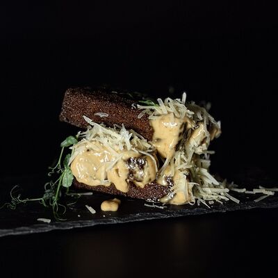 Гренки с соусом цезарь в Бобер Выдыхай по цене 340 ₽