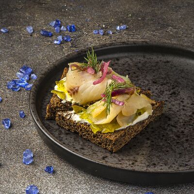 Смореброд с муксуном и огуречным тар-таром в Изи Паб по цене 595 ₽