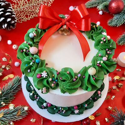 Торт с новогодним венком в Чародейка сладостей по цене 3438 ₽