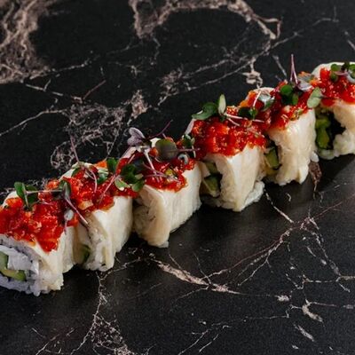 Ролл с масляной рыбой и томатной сальсой в Gills по цене 770 ₽