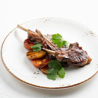 Корейка ягненка с печеным бататом, сельдереем и овощным демигласом в На берегу