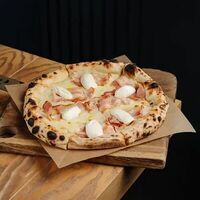 Пицца с маскарпоне и панчеттой в Мона