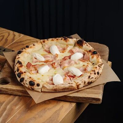 Пицца с маскарпоне и панчеттой в Мона по цене 780 ₽