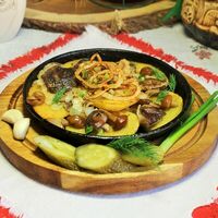 Жареная картошка с грибами, луком и зеленью в Станица