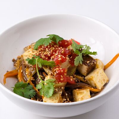 Соба с тофу и соусом Имбирный чили в Сойка Grand по цене 570 ₽