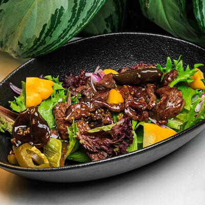Теплый салат с мраморной говядиной и маринованными патиссонами под медово-горчичной заправкой в Ресторан Строгов по цене 950 ₽