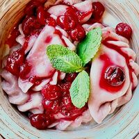 Вишневые вареники с фирменным соусом и мятой в ТестоФарш