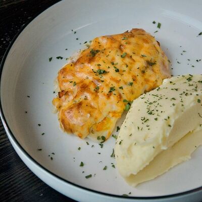 Куриная отбивная с сыром и картофельным пюре в Гости, бистро по цене 330 ₽