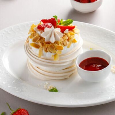 Безе со сливочным кремом и ягодным соусом в ЛарисуВаннуХочу по цене 790