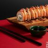 Опаленный ролл Филадельфия с лососем в Рыбин Гуд Sushi Premium по цене 990