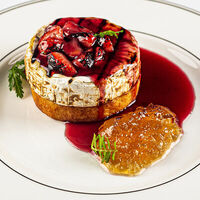 Жареный камамбер с клубникой в Muse