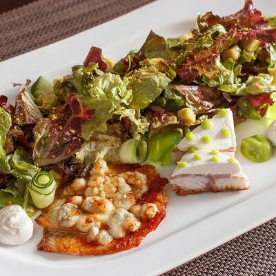 Салат с запеченным угрем, сливочным сыром и спелым авокадо в Per Se по цене 2200 ₽