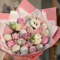 Букет из клубники в шоколаде с эустомой в Mosberry